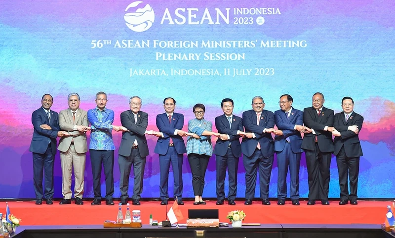 Các Bộ trưởng Ngoại giao ASEAN chụp ảnh chung. (Ảnh:TTXVN)