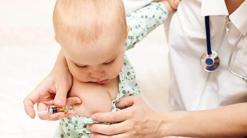 Trẻ được tiêm vaccine đầy đủ sẽ tăng khả năng miễn dịch.
