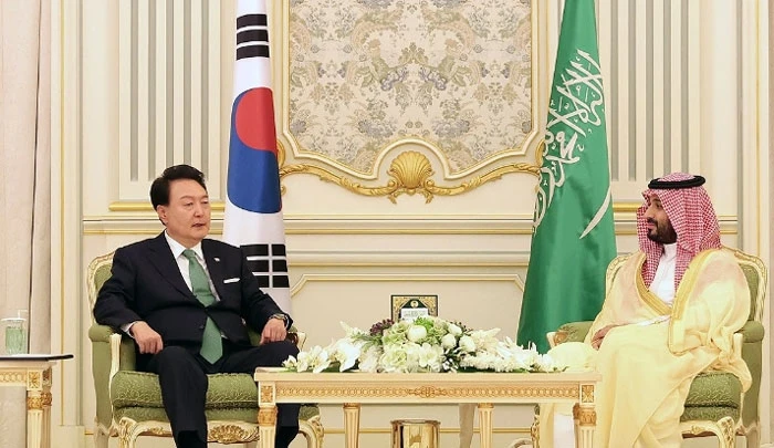 Tổng thống Hàn Quốc Yoon Suk Yeol và Hoàng thái tử, Thủ tướng Saudi Arabia Mohammed bin Salman. (Ảnh: Yonhap/qdnd.vn)