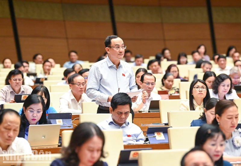 Đại biểu Quốc hội Nguyễn Ngọc Sơn (đoàn Hải Dương) tham gia ý kiến thảo luận ở hội trường chiều 31/10. (Ảnh: DUY LINH)