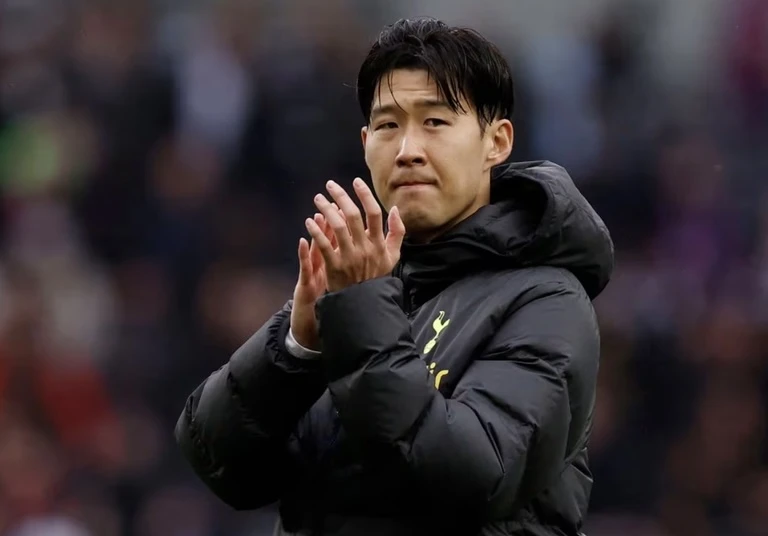 Tiền đạo Son Heung-min của Tottenham Hotspur hoan nghênh người hâm mộ sau trận đấu. ̣(Ảnh: REUTERS)