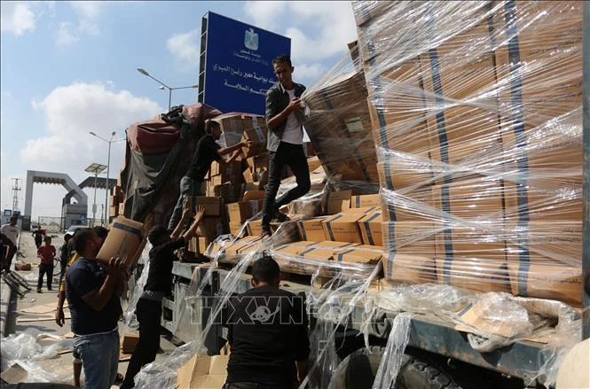 Người dân chuyển hàng cứu trợ nhân đạo tại cửa khẩu Rafah ở Dải Gaza ngày 2/11/2023. (Ảnh: THX/TTXVN)