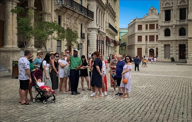 Khách du lịch tham quan La Habana, Cuba. (Ảnh tư liệu: AFP/TTXVN)