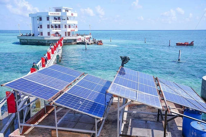 Hệ thống pin năng lượng mặt trời tại đảo Đá Nam. (Ảnh: ĐỖ TRUNG/.sggp.org.vn)