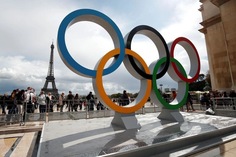 Biểu tượng Olympic được đặt trước Tháp Eiffel tại quảng trường Trocadero ở Paris, Pháp. Ảnh: Reuters.