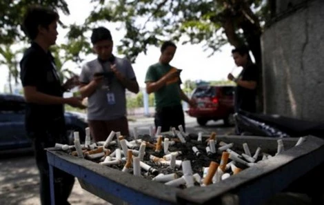 Người dân hút thuốc tại một địa điểm ở Manila, Philippines. (Ảnh REUTERS) 