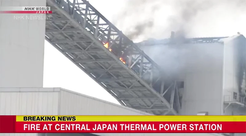 Hình ảnh vụ cháy nhà máy nhiệt điện Taketoyo, ngày 31/1. Ảnh: NHK.