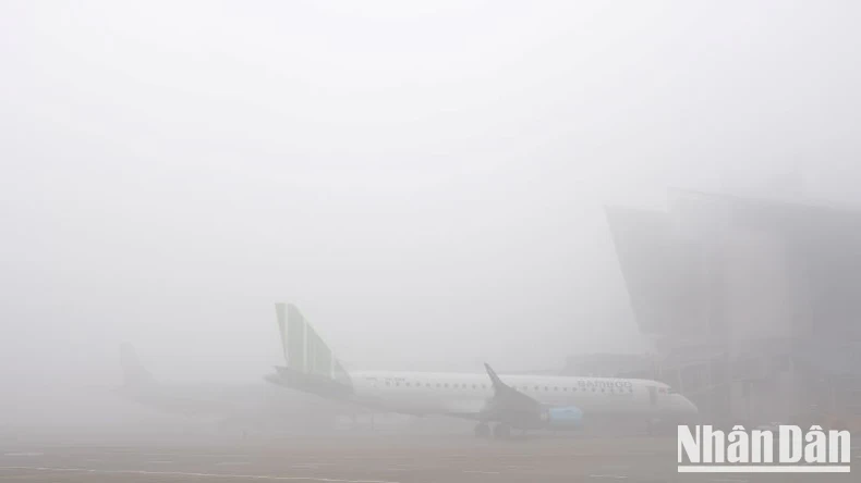 Sương mù dày đặc tại sân bay Nội Bài khiến cho nhiều chuyến bay không thể cất cánh sáng nay.