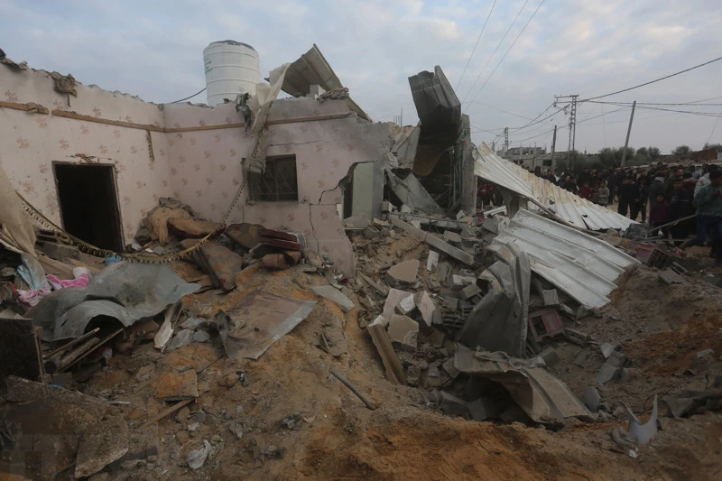 Ngôi nhà bị phá hủy sau cuộc không kích xuống thành phố Rafah, Dải Gaza, ngày 5/2/2024. (Ảnh: THX/TTXVN)