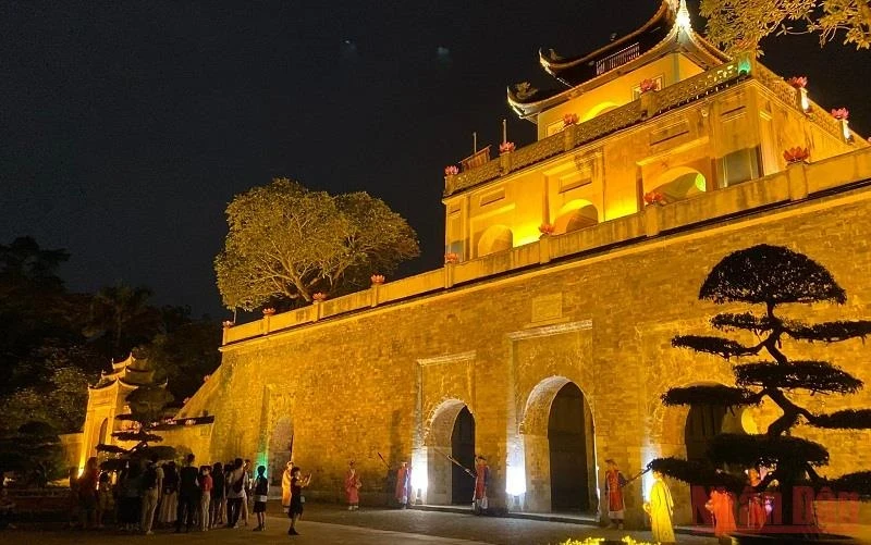 Khách du lịch tham quan Hoàng thành Thăng Long về đêm.
