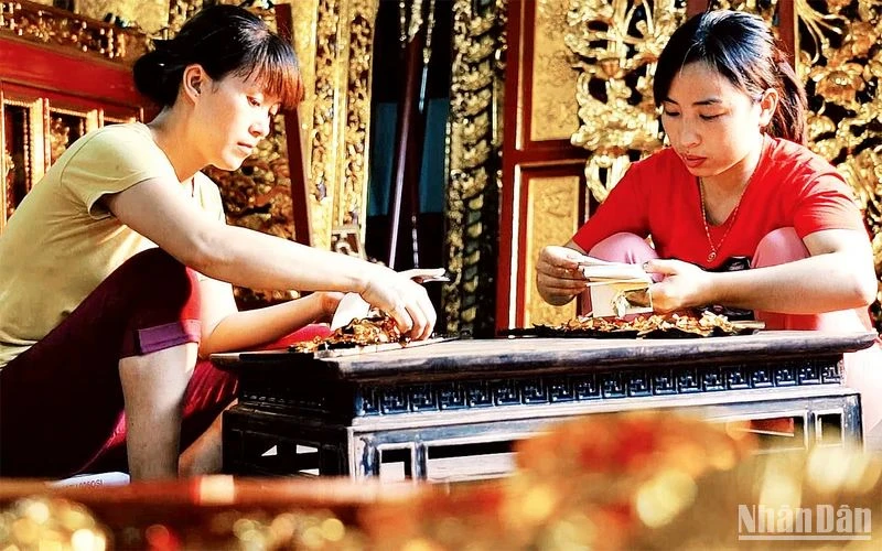Nghệ nhân làng nghề sơn mài Hạ Thái (Thường Tín, Hà Nội) chế tác sản phẩm thủ công mỹ nghệ. 