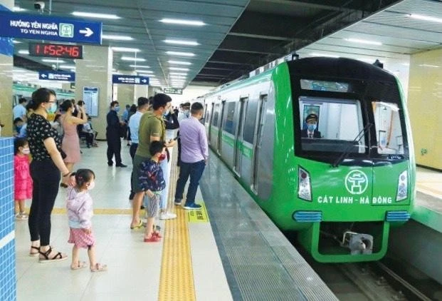 Hiện nay, mỗi ngày có hơn 35 nghìn hành khách sử dụng tuyến đường sắt Cát Linh-Hà Đông làm phương tiện đi lại.