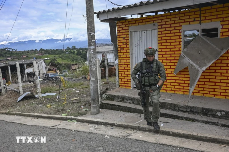 Cảnh sát gác tại thị trấn Morales, Cauca, Colombia, ngày 20/5/2024. (Ảnh: AFP/TTXVN)
