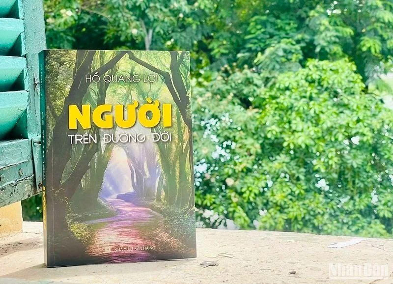 Cuốn sách "Người trên đường đời" của nhà báo, nhà văn Hồ Quang Lợi.