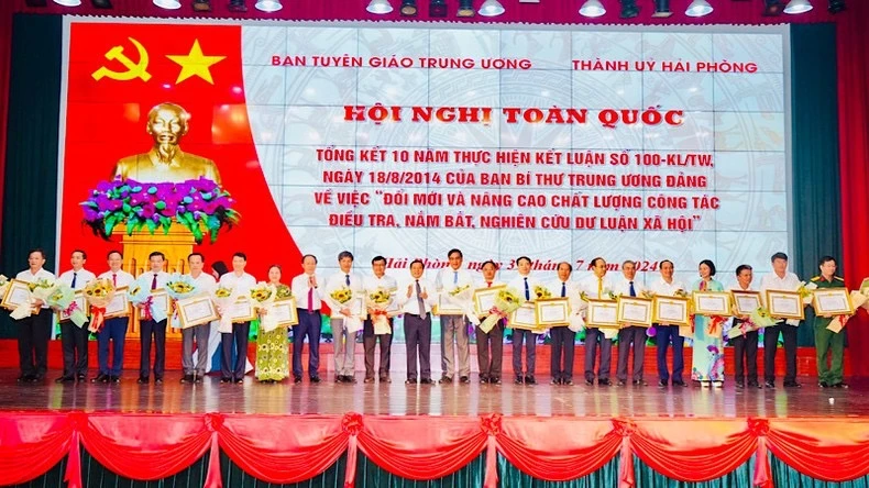 Trao Bằng khen của Ban Tuyên giáo Trung ương tặng các cá nhân có thành tích xuất sắc trong công tác điều tra, nắm bắt, nghiên cứu dư luận xã hội.