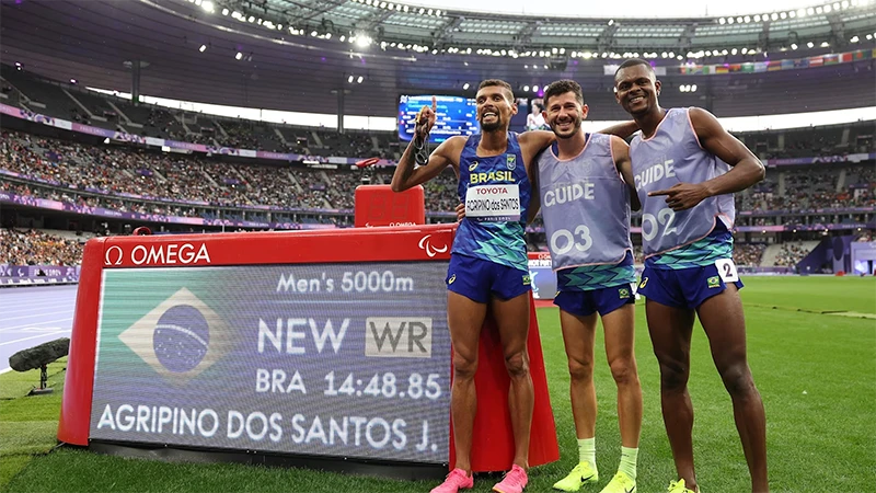 VĐV Agripino dos Tantos (bên trái) của Brazil phá kỷ lục thế giới cự ly 5.000m. (Ảnh GETTY IMAGES)