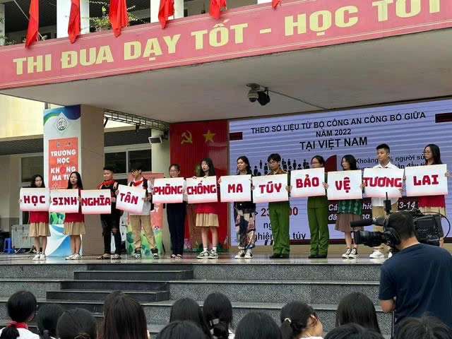 Học sinh Trường trung học cơ sở Nghĩa Tân (quận Cầu Giấy, Hà Nội) tham gia cuộc thi “Trường học không ma túy”. (Ảnh HUY HÀ)