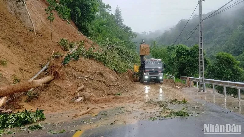 Sạt lở đất trên tuyến Quốc lộ 3B từ thành phố Bắc Kạn đi Chợ Đồn. (Ảnh: TUẤN SƠN).