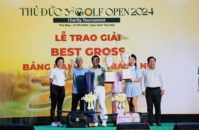 Lãnh đạo Thành phố Hồ Chí Minh trao giải tại Giải Golf Thủ Đức Open lần 3.