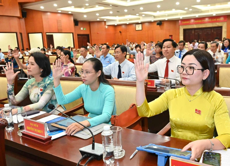 Đại biểu Hội đồng nhân dân Thành phố Hồ Chí Minh biểu quyết thông qua các nghị quyết phát triển kinh tế-xã hội. (Ảnh: VIỆT DŨNG)