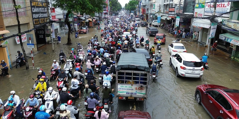 Tuyến đường Trần Hưng Đạo, nội ô thành phố Cần Thơ ngập nặng.