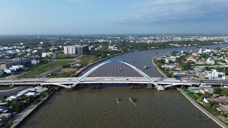 Cầu Trần Hoàng Na thông xe kỹ thuật trước niềm hân hoan của người dân 2 bên bờ sông Cần Thơ.
