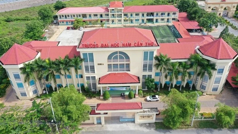 Một góc Khu Hiệu bộ và giảng đường Trường Đại học Nam Cần Thơ. 