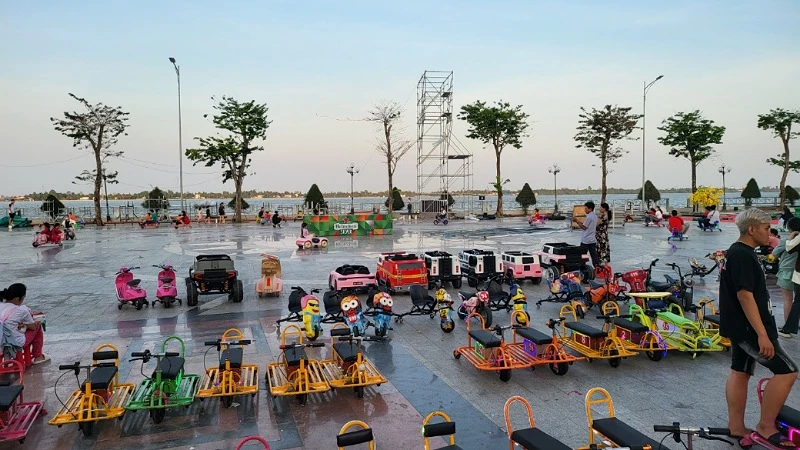 Khu vực điều khiển xe điện dành cho trẻ em tại quảng trường công viên Sông Hậu, quận Ninh Kiều, thành phố Cần Thơ.