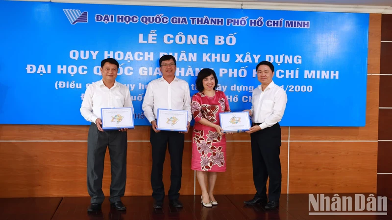 Đại diện Bộ Xây dựng bàn giao hồ sơ quy hoạch cho đại diện Đại học Quốc gia Thành phố Hồ Chí Minh, tỉnh Bình Dương và Thành phố Hồ Chí Minh.