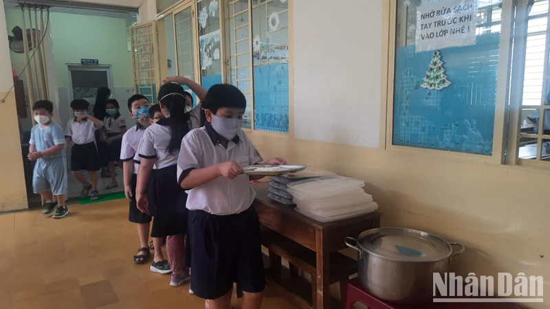 Học sinh Trường tiểu học Phan Đình Phùng, Quận 3, Thành phố Hồ Chí Minh trong giờ ăn bán trú.