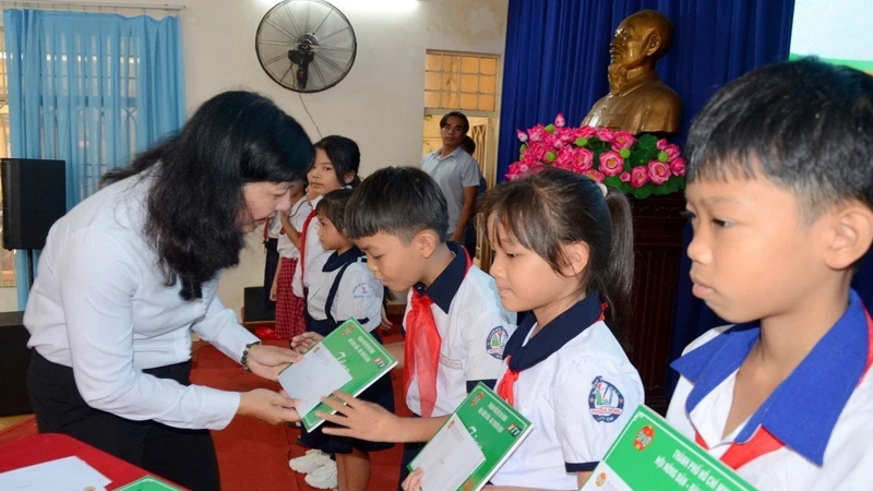 Lãnh đạo Hội Nông dân Thành phố Hồ Chí Minh trao học bổng cho con hội viên nông dân nghèo, cận nghèo.