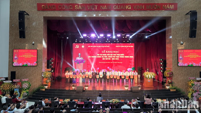 Lãnh đạo Học viện Chính trị quốc gia Hồ Chí Minh; lãnh đạo Thành ủy Thành phố Hồ Chí Minh trao cờ lưu niệm cho các trường chính trị tham gia hội thi.