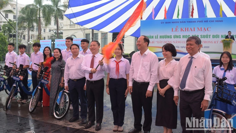 Phó Chủ tịch Ủy ban nhân dân Thành phố Hồ Chí Minh Dương Anh Đức phất cờ hiệu diễu hành nhân dịp Khai mạc Tuần lễ hưởng ứng học tập suốt đời năm 2023.