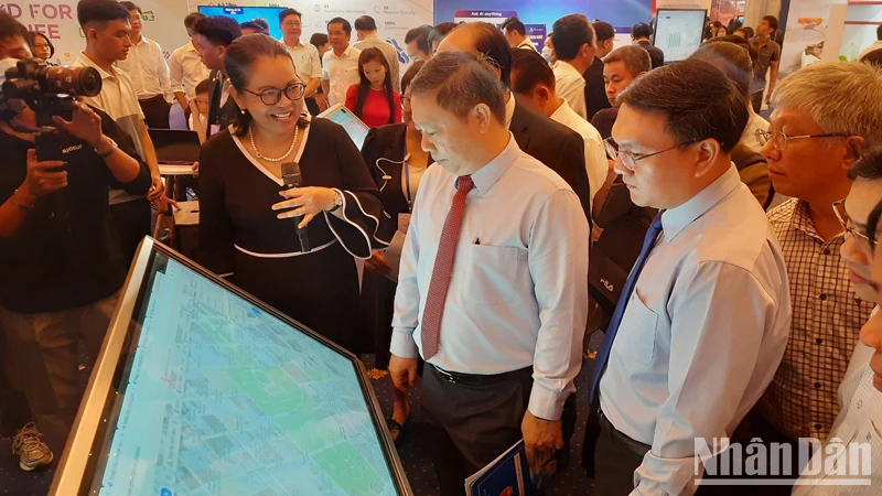 Đồng chí Dương Anh Đức (giữa), Phó Chủ tịch Ủy ban nhân dân Thành phố Hồ Chí Minh tham quan triển lãm Tech4life 2023.