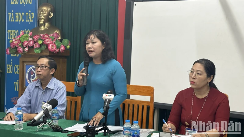 Bà Hồ Thị Ngọc Sương, Hiệu trưởng Trường Trung học cơ sở Đồng Khởi trả lời báo chí trong buổi họp báo