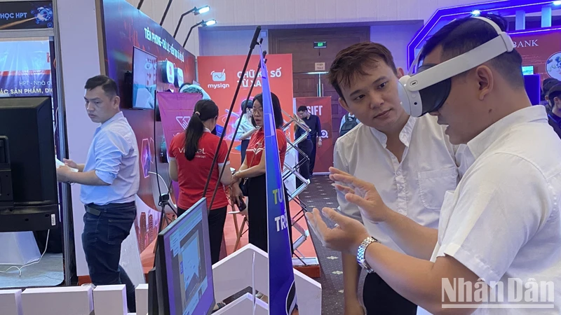 Người dân Thành phố Hồ Chí Minh tham quan Triển lãm công nghệ tại Tuần lễ Chuyển đổi số Thành phố Hồ Chí Minh năm 2023.