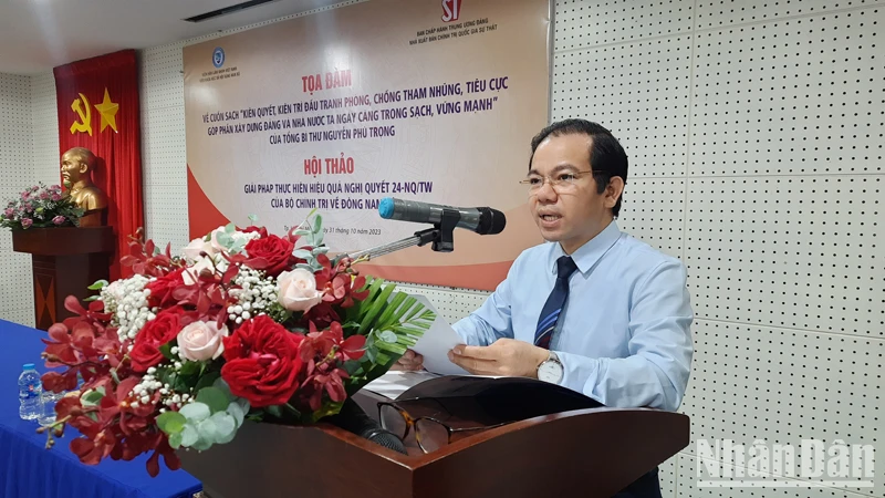 Phó Giáo sư, Tiến sĩ Vũ Tuấn Hưng, Phó Viện trưởng phụ trách Viện Khoa học xã hội vùng Nam Bộ phát biểu tại hội thảo.