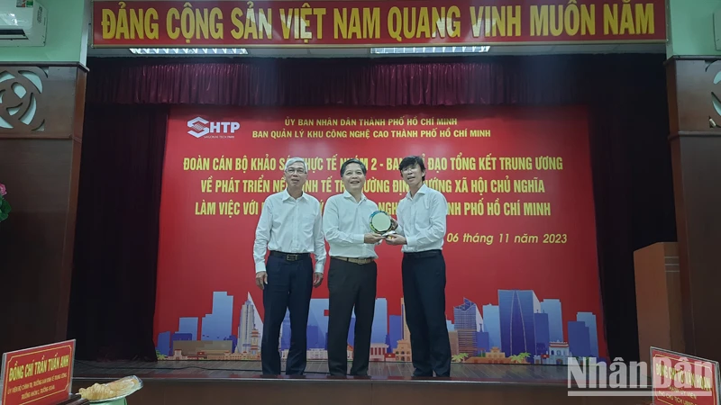 Đồng chí Trần Tuấn Anh (giữa) chụp ảnh lưu niệm cùng lãnh đạo Thành phố Hồ Chí Minh và Ban Quản lý Khu Công nghệ cao Thành phố.