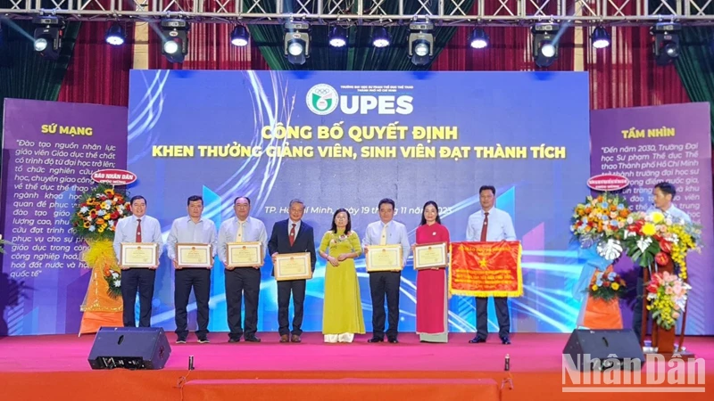 Các cá nhân, tập thể Trường đại học Sư phạm Thể dục thể thao Thành phố Hồ Chí Minh nhận Bằng khen và cờ thi đua của Bộ Giáo dục và Đào tạo.