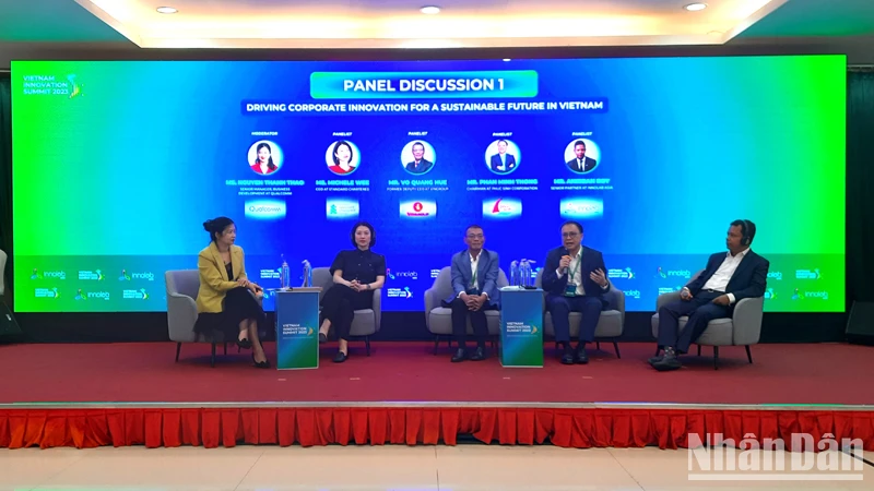 Các chuyên gia thảo luận tại Vietnam Innovation Summit 2023 