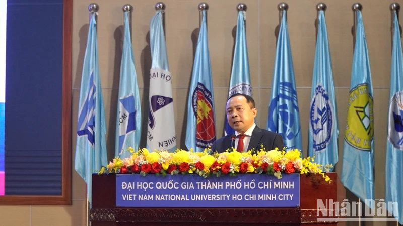 Phó Giáo sư, Tiến sĩ Vũ Hải Quân, Ủy viên Trung ương Đảng, Giám đốc Đại học Quốc gia Thành phố Hồ Chí Minh phát biểu tại hội nghị.