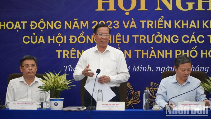 Chủ tịch Ủy ban nhân dân Thành phố Hồ Chí Minh Phan Văn Mãi phát biểu tại hội nghị.