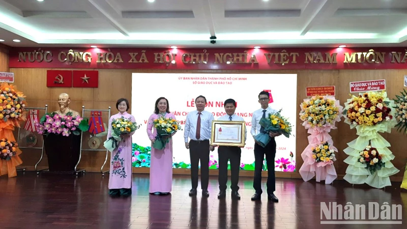 Văn phòng Sở Giáo dục và Đào tạo Thành phố Hồ Chí Minh vinh dự đón nhận Huân chương Lao động hạng Nhì.