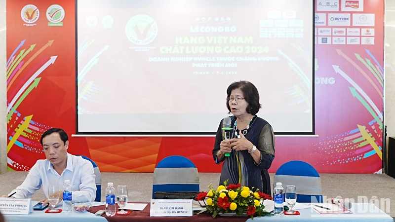 Bà Vũ Kim Hạnh, Chủ tịch Hội Doanh nghiệp hàng Việt Nam chất lượng cao phát biểu tại lễ công bố.