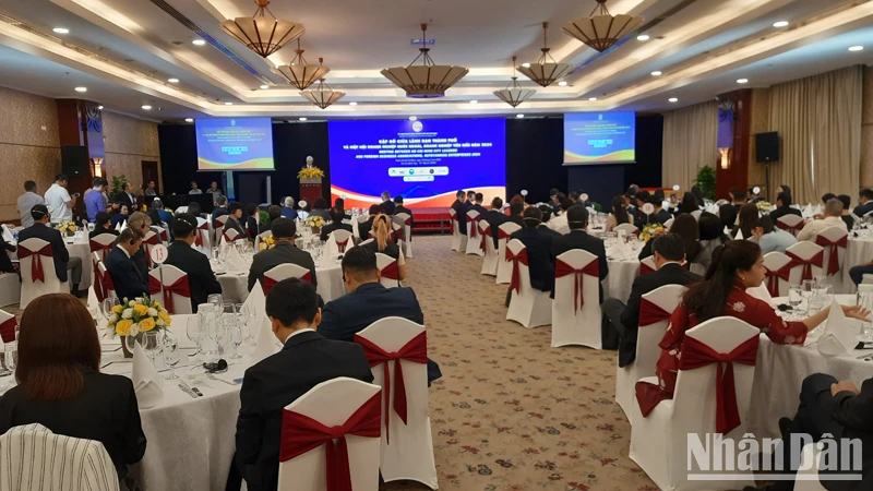 Quang cảnh buổi gặp gỡ giữa lãnh đạo Thành phố Hồ Chí Minh và các Hiệp hội doanh nghiệp nước ngoài, doanh nghiệp tiêu biểu trên địa bàn thành phố năm 2024.