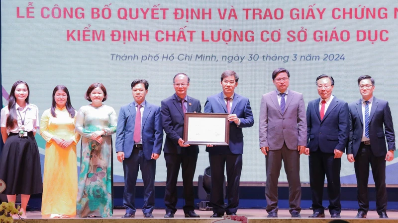 Trường đại học Luật Thành phố Hồ Chí Minh đón nhận chứng nhận kiểm định chất lượng cấp cơ sở giáo dục.