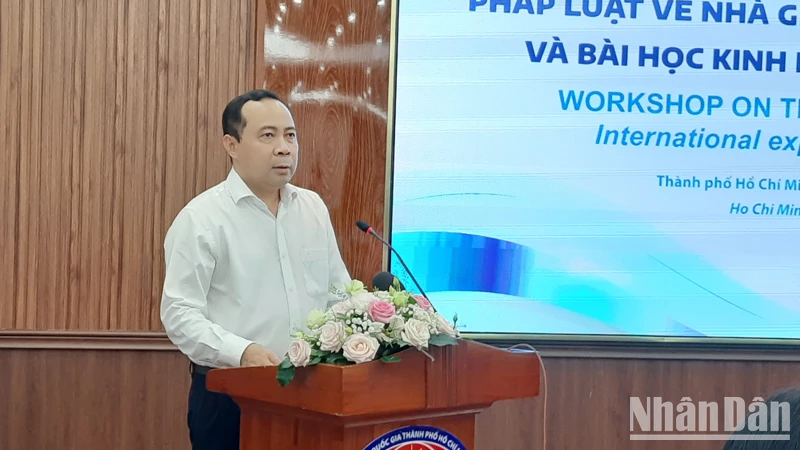 Phó Giáo sư, Tiến sĩ Vũ Hải Quân, Giám đốc Đại học Quốc gia Thành phố Hồ Chí Minh phát biểu tại tọa đàm.
