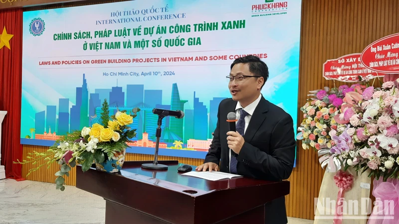 Phó Giáo sư, Tiến sĩ Trần Việt Dũng, Phó Hiệu trưởng Trường đại học Luật Thành phố Hồ Chí Minh phát biểu tại hội thảo.