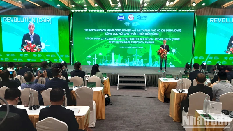 Phó Chủ tịch Ủy ban nhân dân Thành phố Hồ Chí Minh Võ Văn Hoan phát biểu tại hội thảo.
