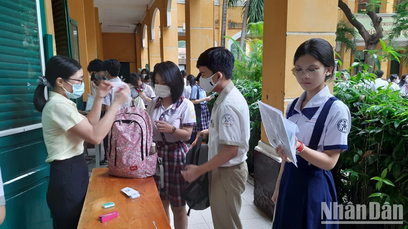 Học sinh Thành phố Hồ Chí Minh tham gia kỳ thi vào lớp 10 công lập năm học 2023-2024 tại điểm thi Trường THPT Trưng Vương, quận 1.